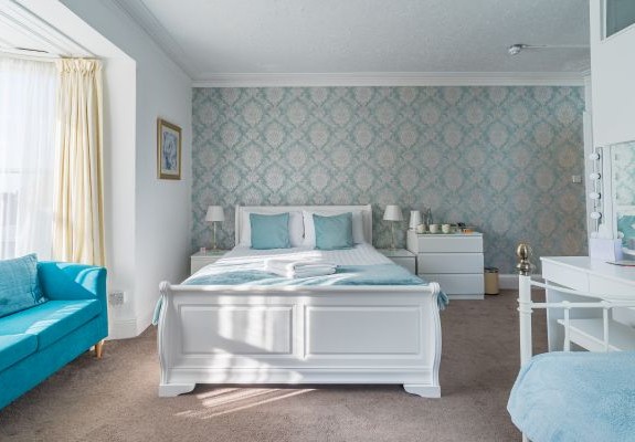Waters Edge - Room 6