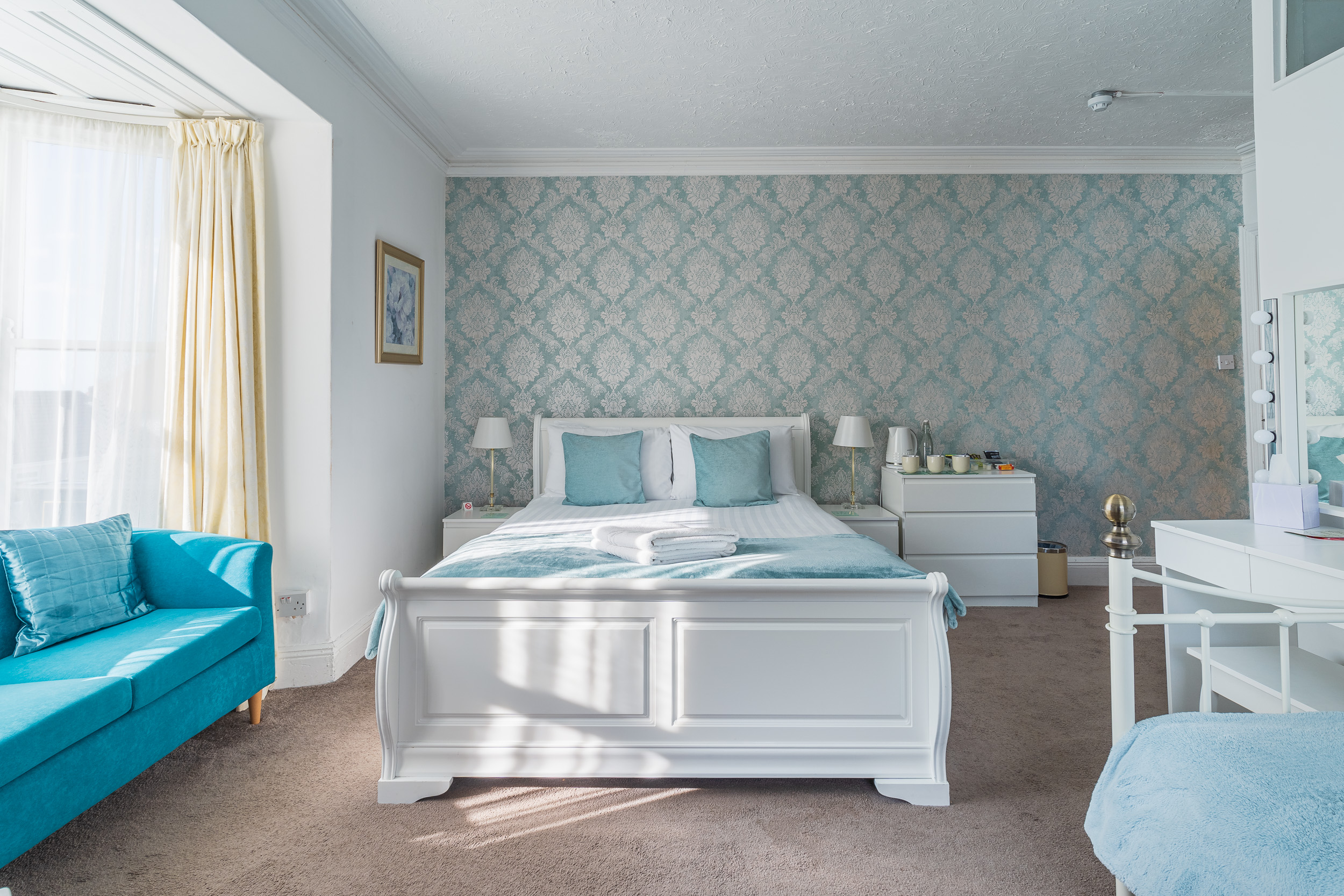 Waters Edge - Image 1 | The Rooms at the Highcliffe, Wales